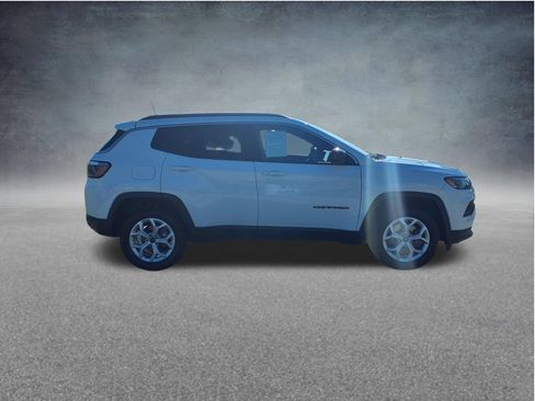 Used 2025 Jeep Compass Latitude AWD/4WD image 10