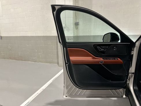 Used 2025 Lincoln Aviator Reserve w/ Illumination Package image 10