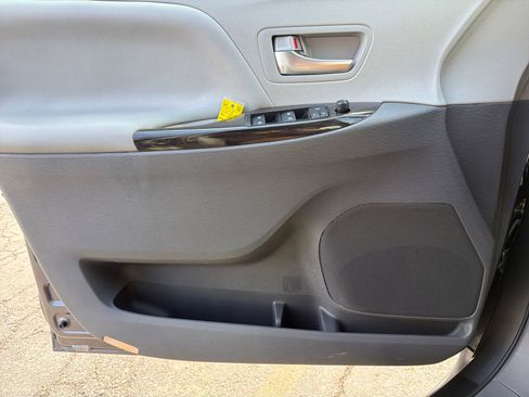 Used 2019 Toyota Sienna XLE image 16