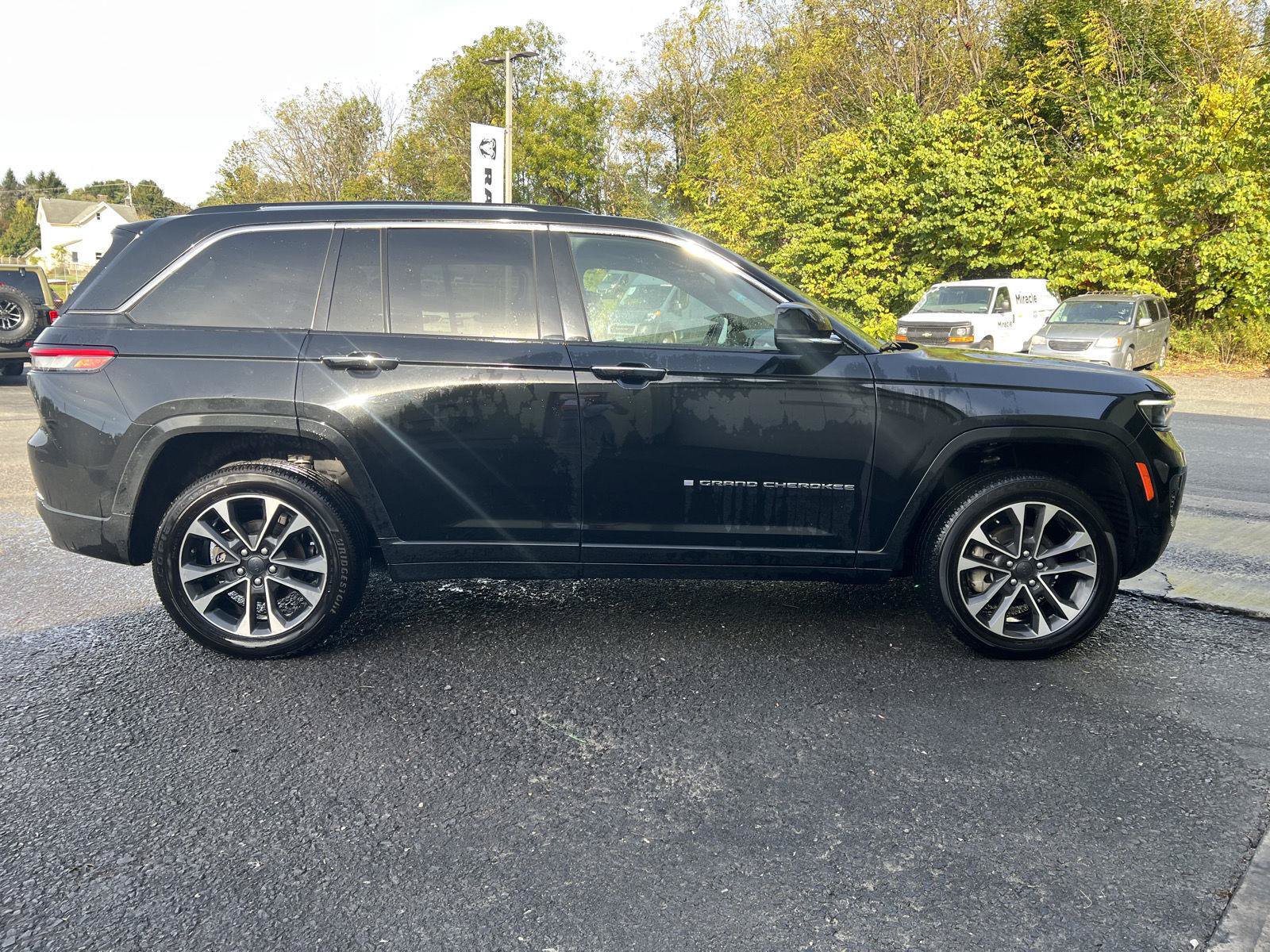 Used 2022 Jeep Grand Cherokee Overland w/ Adv Protech Group III AWD/4WD image 2