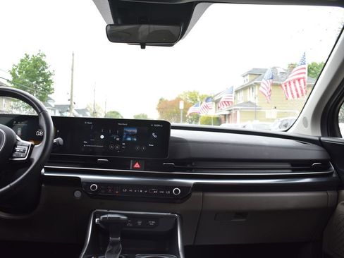 Used 2025 Kia Carnival FWD image 30