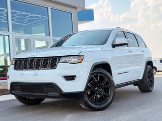 Used 2018 Jeep Grand Cherokee Laredo image 1