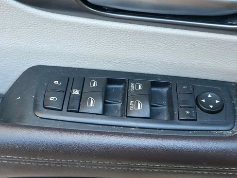Used 2017 Chrysler Pacifica Touring-L FWD image 30