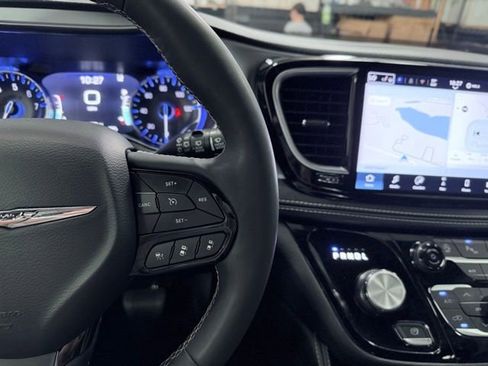 Used 2025 Chrysler Pacifica Limited FWD image 36