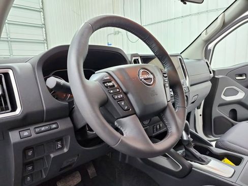Used 2025 Nissan Frontier SV w/ SV Convenience Package image 18