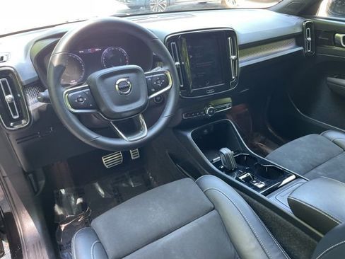Certified 2022 Volvo XC40 T5 R-Design AWD/4WD image 16
