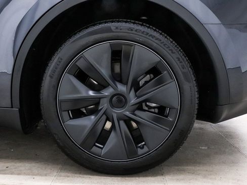 Used 2024 Tesla Model Y Long Range image 9