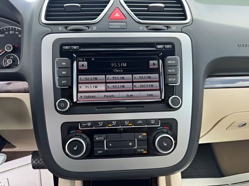 Used 2010 Volkswagen Eos Lux FWD image 16