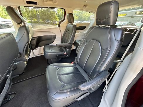 Used 2020 Chrysler Pacifica Touring-L image 13