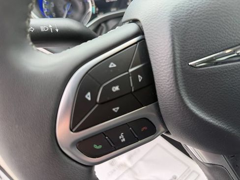 Used 2024 Chrysler Pacifica Touring-L FWD image 26