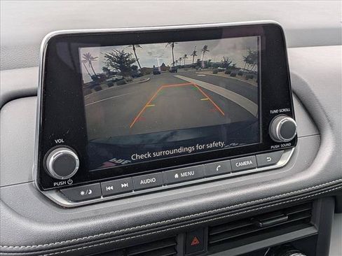 Used 2024 Nissan Rogue S FWD image 12