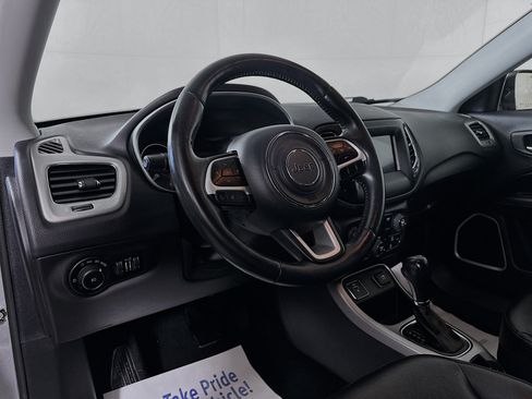 Used 2018 Jeep Compass Latitude w/ Popular Equipment Group FWD image 9