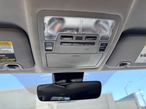 Used 2017 Toyota Highlander SE FWD image 30