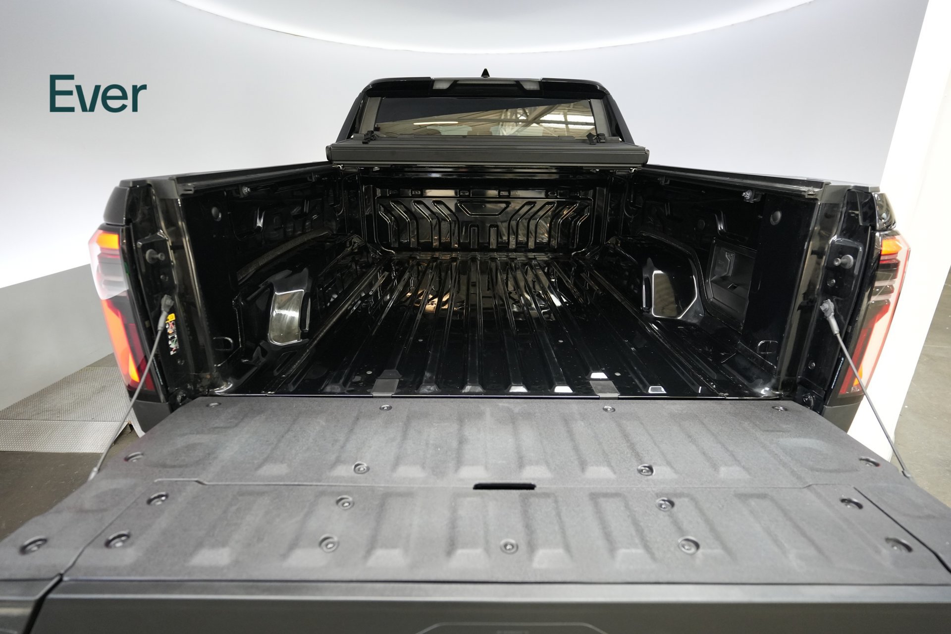 Used 2026 GMC Sierra EV Elevation w/ LPO, Elevation Dark Package AWD/4WD image 8