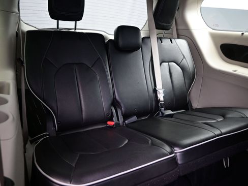 Used 2021 Chrysler Pacifica Limited w/ Uconnect Theater Family Group FWD image 17