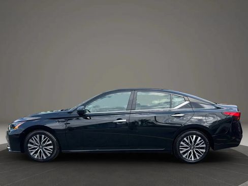 Used 2024 Nissan Altima 2.5 SV FWD image 8