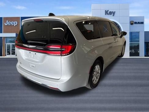 Used 2024 Chrysler Pacifica Touring-L FWD image 7