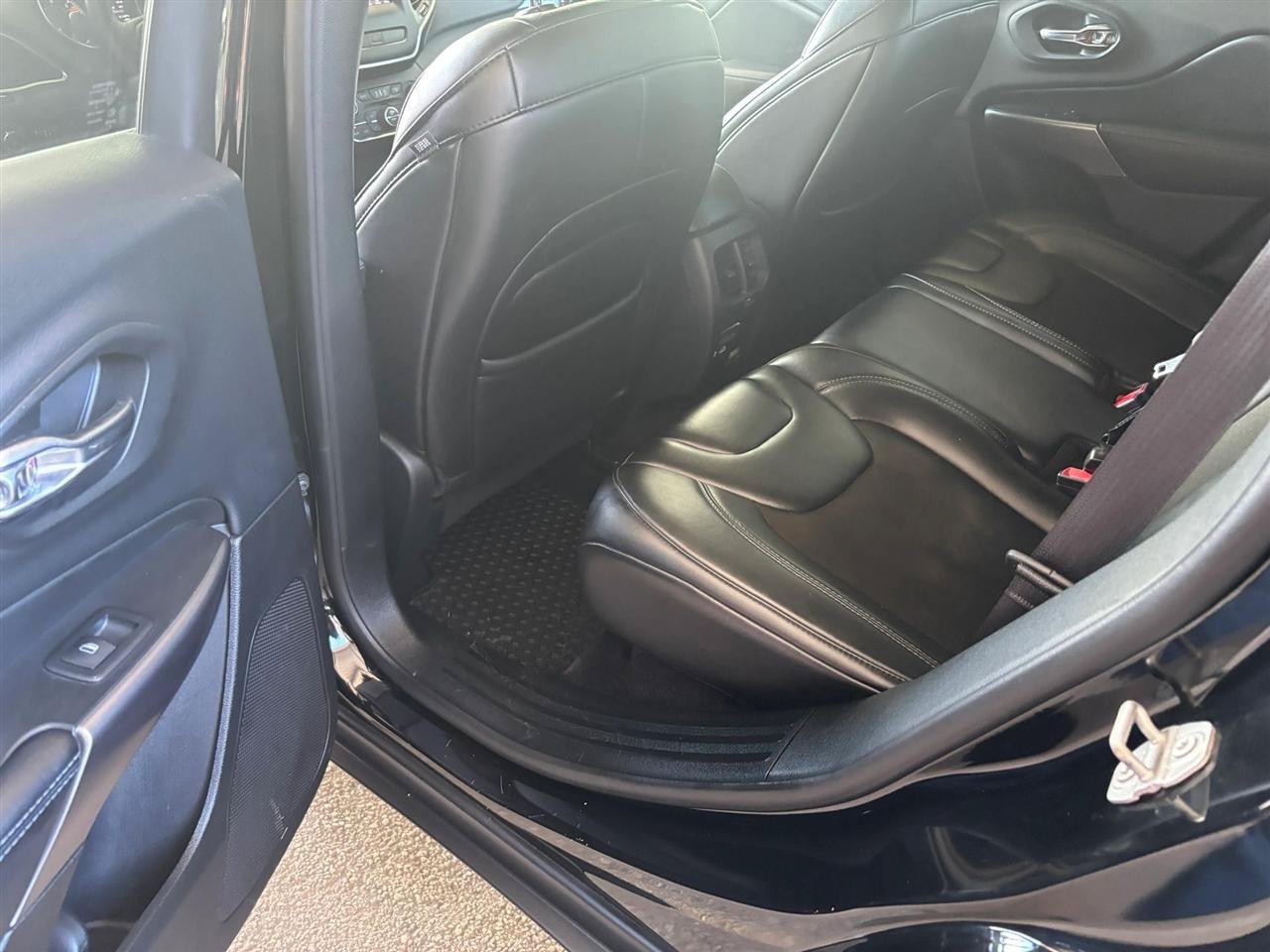 Used 2019 Jeep Cherokee Latitude Plus w/ Comfort/Convenience Group AWD/4WD image 11