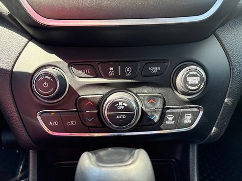 Used 2021 Jeep Cherokee Trailhawk w/ Sun, Sound & Nav Group AWD/4WD image 21