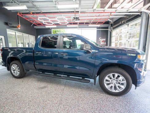 Used 2019 Chevrolet Silverado 1500 Custom w/ Custom Value Package AWD/4WD image 5