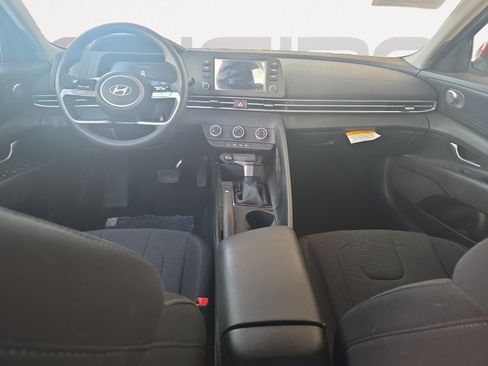 Used 2025 Hyundai Elantra SE FWD image 2