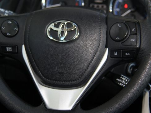 Used 2017 Toyota Corolla LE image 12