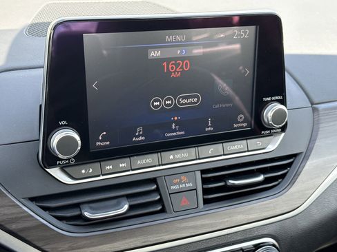 Used 2025 Nissan Altima 2.5 SV FWD image 21