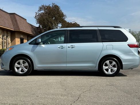 Used 2017 Toyota Sienna LE image 2