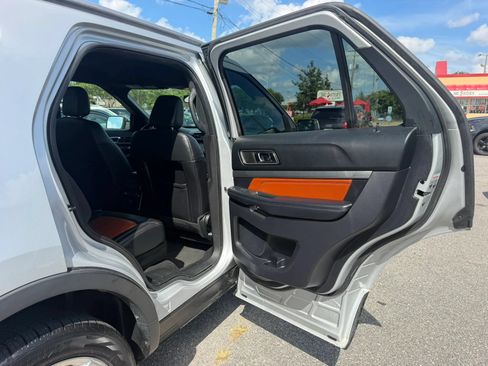 Used 2019 Ford Explorer XLT w/ Equipment Group 202A AWD/4WD image 20