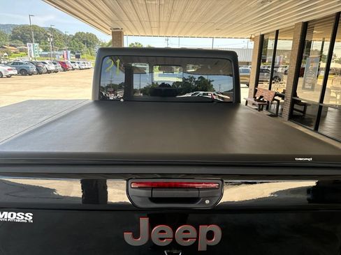 Used 2024 Jeep Gladiator Mojave w/ Technology Group AWD/4WD image 22
