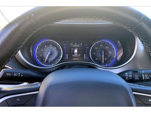 Used 2020 Chrysler Pacifica Touring-L image 18