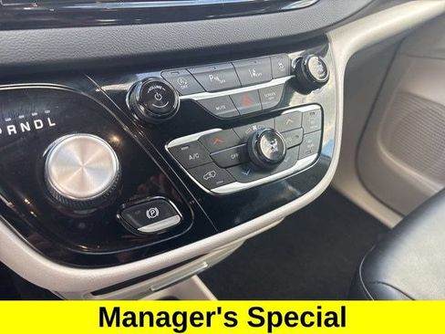 Used 2024 Chrysler Pacifica Touring-L FWD image 23