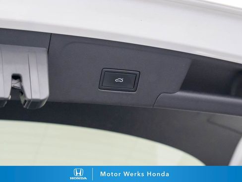 Used 2021 Volkswagen Atlas Cross Sport SE image 29