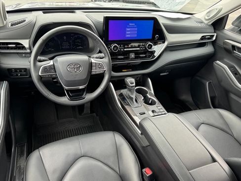 Certified 2026 Toyota Highlander Platinum AWD/4WD image 14