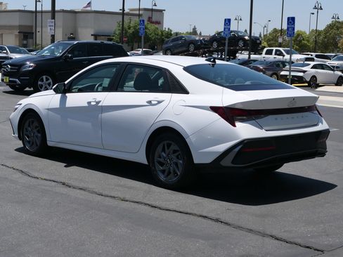 Certified 2024 Hyundai Elantra SEL FWD image 6