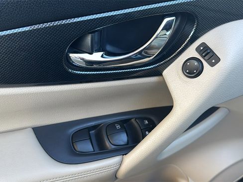 Used 2016 Nissan Rogue SL image 19