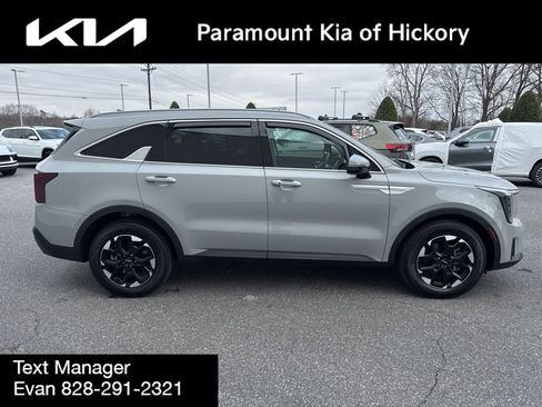 Used 2025 Kia Sorento S w/ Panoramic Sunroof Package image 8