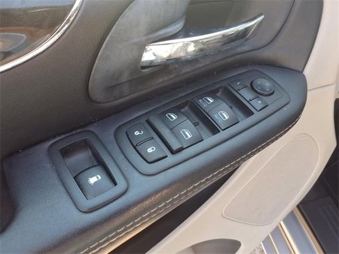 Used 2015 Chrysler Town & Country Touring-L w/ Driver Convenience Group image 17