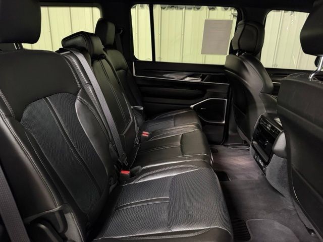 Used 2024 Jeep Wagoneer 4WD image 27