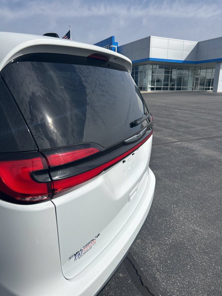 Used 2023 Chrysler Pacifica Touring-L FWD image 10