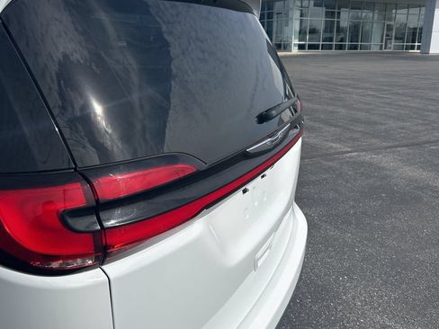 Used 2023 Chrysler Pacifica Touring-L FWD image 10