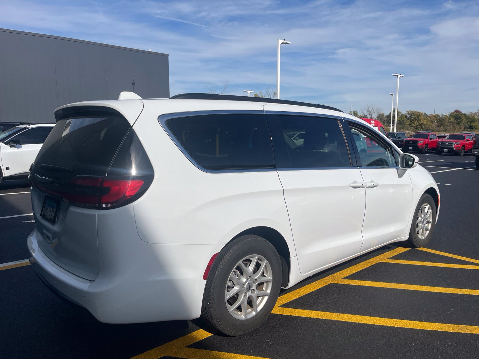 Used 2022 Chrysler Pacifica Touring-L FWD image 3