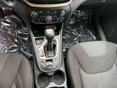 Used 2016 Jeep Cherokee Latitude w/ Comfort/Convenience Group FWD image 37