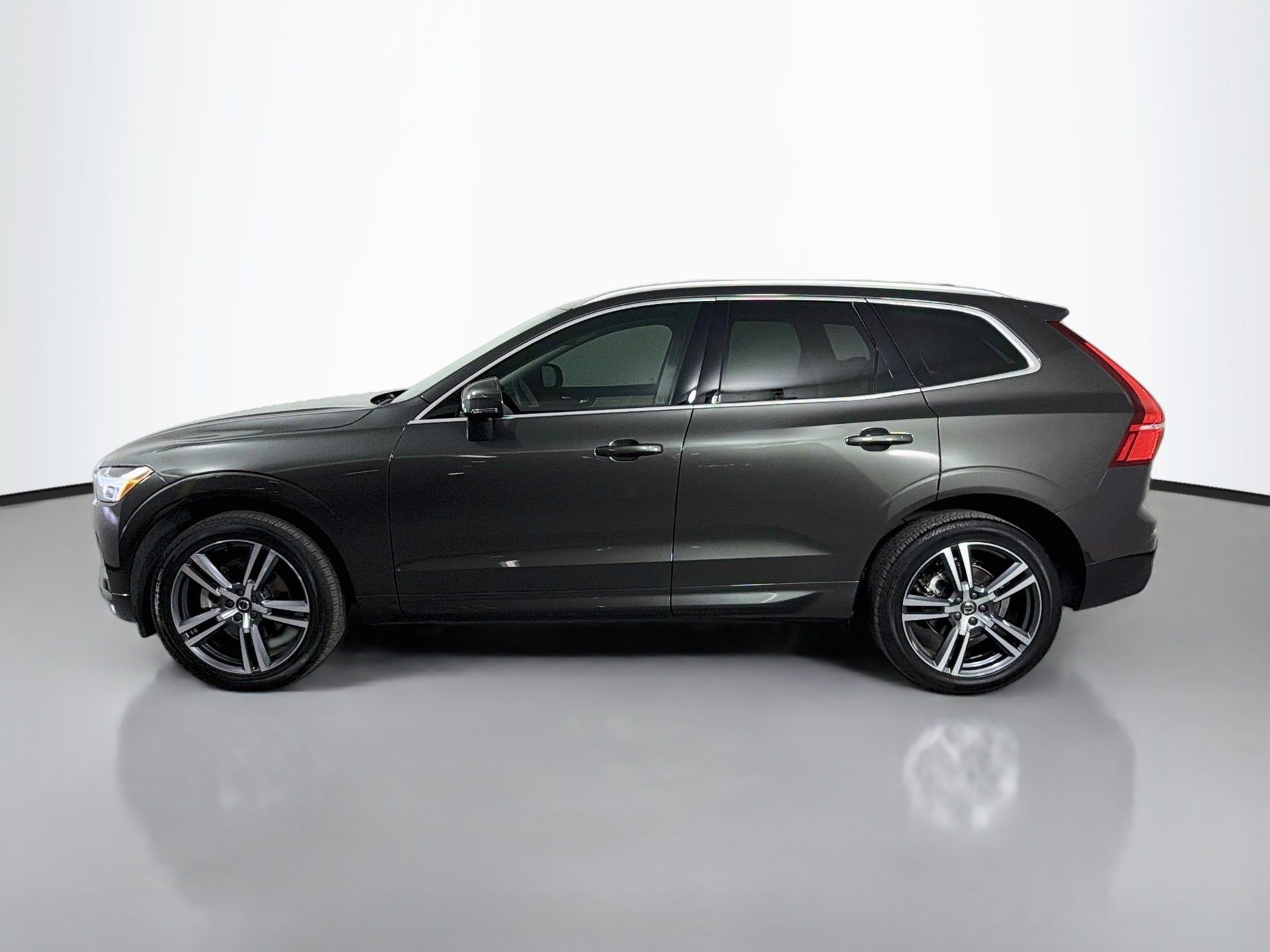 Used 2021 Volvo XC60 T5 Momentum w/ Premium Package FWD image 9