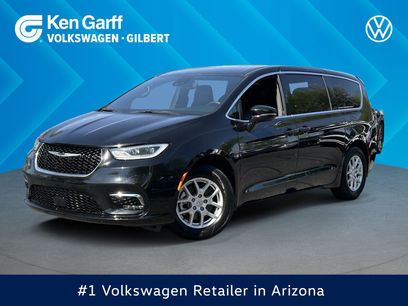 Used 2025 Chrysler Pacifica Select
