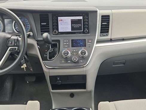 Used 2018 Toyota Sienna LE FWD image 27