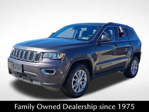 Used 2021 Jeep Grand Cherokee Laredo image 3