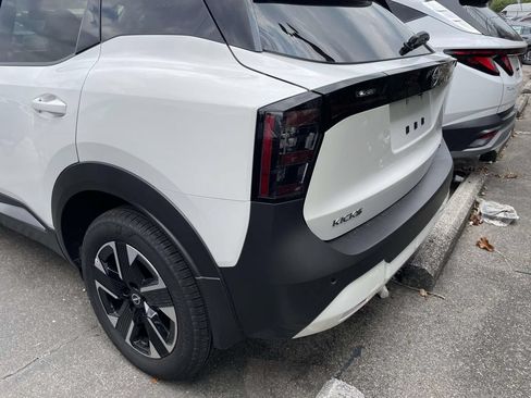 Used 2025 Nissan Kicks SR FWD image 4