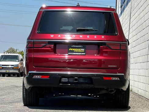 Used 2024 Jeep Wagoneer L Series II RWD image 5