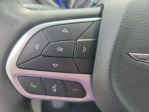 Used 2024 Chrysler Pacifica Touring-L FWD image 21